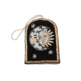 Suspension brodée - Cadre soleil et Lune